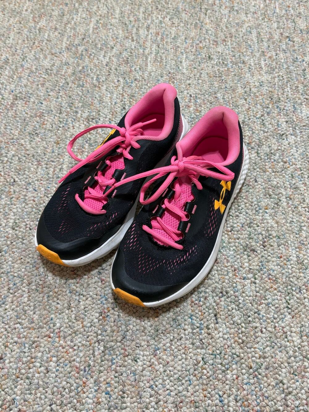 Under Armour GGS Charged Rogue 4 youth girls size 5 sneaker shoes pink black